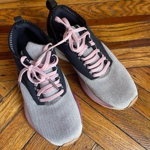 Brooks Ricochet Women’s Sneaker, running/tennis shoes, Size 6